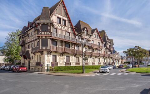 Le Normandie Home: Nuage, Ciel, Plante, Bâtiment, Voiture, Arbre, Fenêtre, Design Urbain, Condominium, Maison