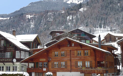 Grosshorn: Bâtiment, Neige, Ciel, Montagne, Fenêtre, Blanc, Maison, Pente, Plante, Gelé