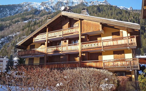 Les Capucins: Ciel, Bâtiment, Montagne, Propriété, Plante, Fenêtre, Neige, Maison, Arbre, Paysage Naturel