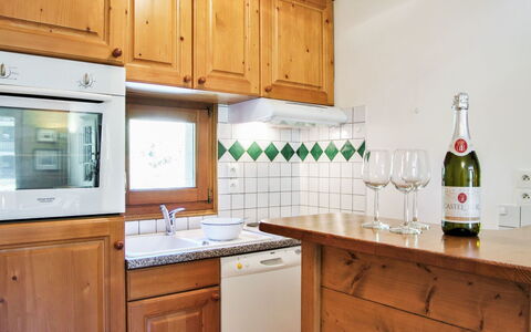 Les Capucins: Cabinetry, Comptoir, Propriété, Meubles, Blanc, Bouteille, Appareil De Cuisine, Bâtiment, Cuisine, Bois