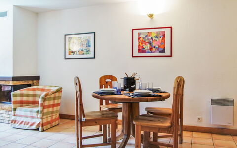 Les Capucins: Meubles, Table, Propriété, Cadre, Bois, Chaise, Design Intérieur, Peindre, Sol, Sol