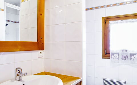 Les Capucins: Miroir, Robinet, Luminaire Plomberie, Évier, Propriété, Photographier, Lavabo, Armoire De Toilette, Salle De Bains, Bâtiment