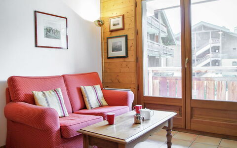 Les Capucins: Propriété, Cadre, Meubles, Table, Bâtiment, Canapé, Bois, Fenêtre, Design Intérieur, Confort