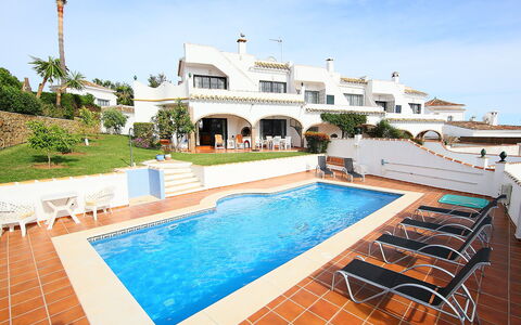Villa Cielo: L'Eau, Ciel, Propriété, Plante, Bâtiment, Piscine, Bleu Azur, La Nature, Arbre, Mobilier De Jardin