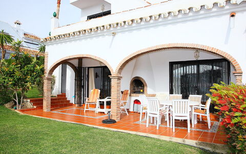 Villa Cielo: Plante, Propriété, Bâtiment, Éclairage, Architecture, Chaise, Design Intérieur, Herbe, Pot De Fleur, Loisir