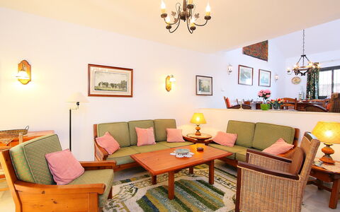 Villa Cielo: Canapé, Propriété, Meubles, Table, Cadre, Éclairage, Décoration, Design Intérieur, Salon, Plante