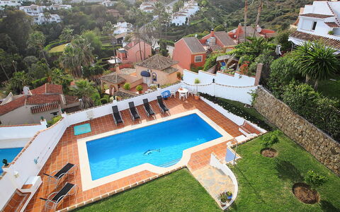 Villa Cielo: L'Eau, Propriété, Plante, Piscine, Bâtiment, Arbre, Design Urbain, Station Balnéaire, Loisir, Immobilier