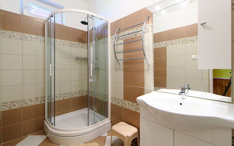 Hibiscus: Salle De Bains, Propriété, Pièce, Tuile, Design Intérieur, Architecture, Bâtiment, Luminaire Plomberie, Immobilier, Porte De Douche