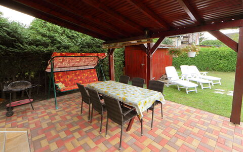 Hibiscus: Meubles, Propriété, Plante, Table, Bâtiment, Chaise, Ombre, Bois, Mobilier De Jardin, Design Intérieur