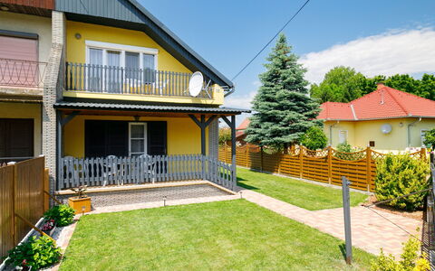 Hibiscus: Plante, Ciel, Propriété, Bâtiment, Fenêtre, Maison, Lot Terre, Arbre, Herbe, Quartier