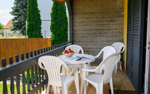 Hibiscus: Table, Meubles, Bâtiment, Chaise, Arbre, Bois, Ombre, Plante, Vaisselle, Mobilier De Jardin