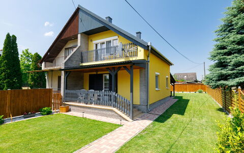Hibiscus: Bâtiment, Plante, Ciel, Fenêtre, Arbre, Maison, Porche, Lot Terre, Herbe, Chalet