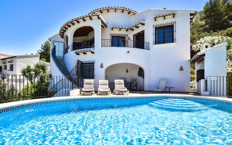 Villa Clementina: Plante, Bâtiment, Propriété, Piscine, L'Eau, Bleu Azur, Fenêtre, Bleu, Ciel, Ombre
