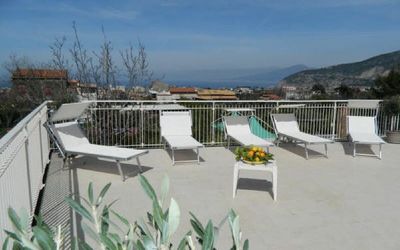 Casa Vacanze la Terrazza: Exclusive Terrace Solarium equipped with sun beds, sun chairs, shower, tables, chairs, barbecue