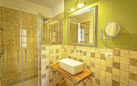 Villa Amadeo: Salle De Bains, Pièce, Propriété, Design Intérieur, Tuile, Jaune, Bâtiment, Mur, Immobilier, Sol