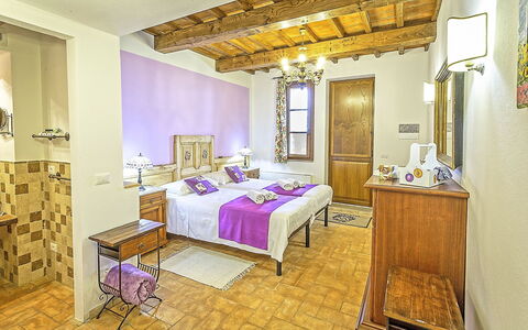 Villa Amadeo: Pièce, Propriété, Meubles, Design Intérieur, Chambre, Bâtiment, Suite, Violet, Lit, Jaune