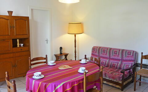 Jean Michel: Chambre, Pièce, Meubles, Lit, Propriété, Drap De Lit, Design Intérieur, Cadre De Lit, Bâtiment, Table