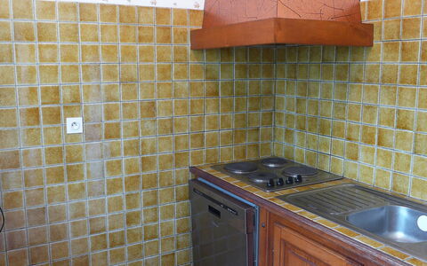 Jean Michel: Tuile, Comptoir, Propriété, Pièce, Cuisine, Sol, Sol, Mur, Cabinetry, Meubles