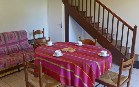 Jean Michel: Meubles, Pièce, Nappe De Table, Propriété, Table, Rose, Salle À Manger, Chaise, Maison, Textile