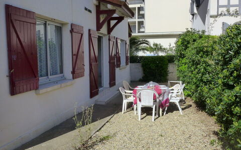 Jean Michel: Propriété, Maison, Pièce, Bâtiment, Immobilier, Arrière-Cour, Domicile, Chalet, Appartement, Cour