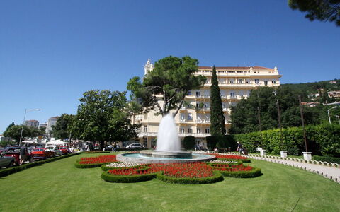 Opatija 106: Ciel, Plante, Bâtiment, La Nature, Arbre, Botanique, Fontaine, Design Urbain, Herbe, Loisir