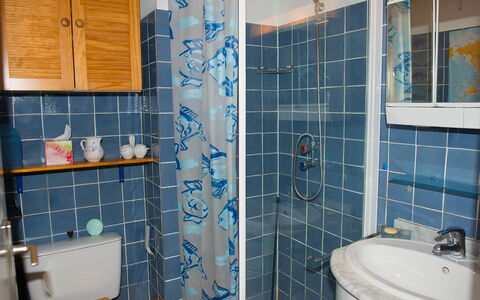 Saint Cyr sur Mer la Madrague 100: Salle De Bains, Pièce, Tuile, Propriété, Architecture, Bâtiment, Immobilier, Design Intérieur, Luminaire Plomberie, Maison