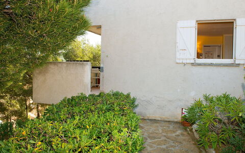 Saint Cyr sur Mer la Madrague 100: Végétation, Vert, Propriété, Jaune, Mur, Maison, Plante, Immobilier, Arbuste, Arbre