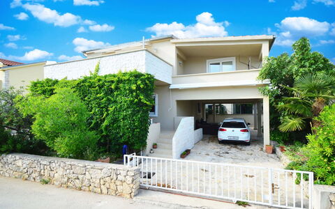Vodice Jadrija 534: Nuage, Ciel, Plante, Bâtiment, Voiture, Fenêtre, Véhicule, Arbre, Maison
