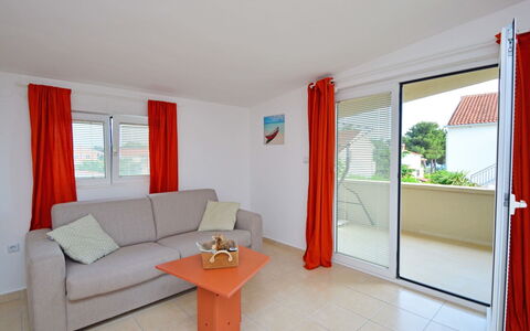 Vodice Jadrija 534: Canapé, Fenêtre, Bois, Confort, Design Intérieur, Orange, Bâtiment, Sol, Sol
