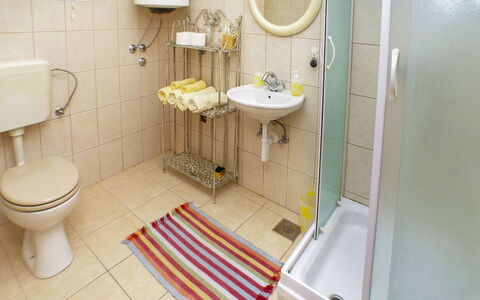 Vodice Jadrija 534: Luminaire Plomberie, Propriété, Lavabo, Miroir, Évier, Salle De Bains, Violet, Toilette, Siège De Toilette, Robinet