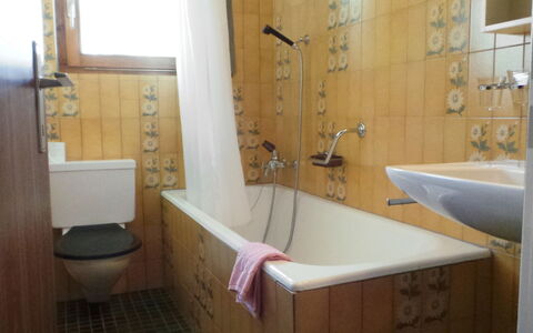 Memory: Salle De Bains, Pièce, Propriété, Baignoire, Luminaire Plomberie, Tuile, Mur, Robinet, Design Intérieur, Sol