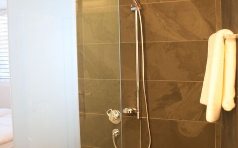 Melina: Panneau De Douche, Douche, Pièce, Bar De Douche, Luminaire Plomberie, Salle De Bains, Tige De Douche, Plomberie, Tuile