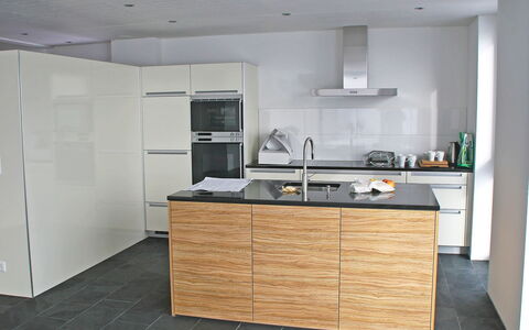 Melina: Comptoir, Pièce, Cabinetry, Meubles, Cuisine, Propriété, Design Intérieur, Sol, Bâtiment, Maison