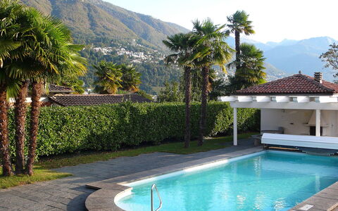 Collina Verde B: L'Eau, Plante, Ciel, Bâtiment, Vert, Bleu Azur, Arbre, Piscine, Montagne, Plan D'Eau