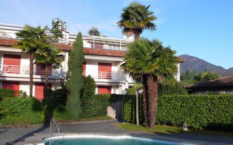 Collina Verde B: L'Eau, Ciel, Plante, Propriété, Bâtiment, Vert, Bleu Azur, Arbre, Nuage, Fenêtre
