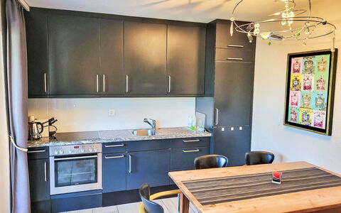 Collina Verde B: Meubles, Sol, Design Intérieur, Sol, Cuisine, Bois, Comptoir, Cabinetry, Appareil De Cuisine, Chaise