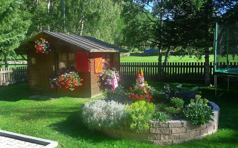 Amara: Cour, Jardin, Propriété, Herbe, Domicile, Maison, Paysage Naturel, Arrière-Cour, Pelouse, Chalet
