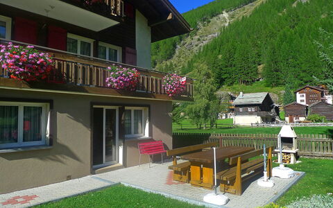 Amara: Propriété, Maison, Bâtiment, Domicile, Herbe, Immobilier, Architecture, Arbre, Pièce, Cour