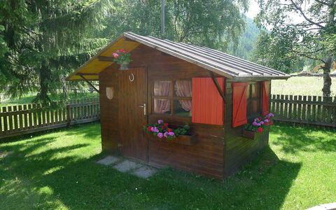 Amara: Cabanon, Batiments Jardin, Bâtiment, Arrière-Cour, Maison, Chalet, Cour, Cabane En Rondins, Herbe, Structure En Plein Air