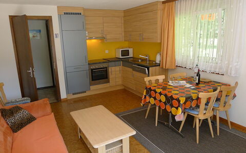 Amara: Pièce, Meubles, Propriété, Design Intérieur, Bâtiment, Salon, Sol, Jaune, Maison, Salle À Manger