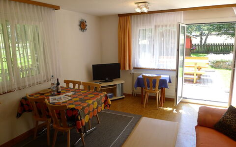 Amara: Pièce, Propriété, Meubles, Bâtiment, Design Intérieur, Salon, Maison, Sol, Table, Plafond