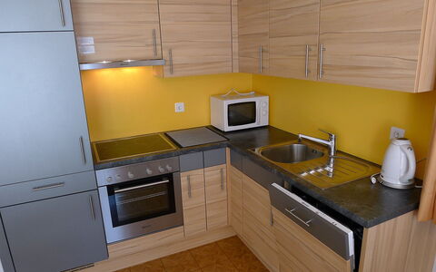 Amara: Comptoir, Cuisine, Pièce, Cabinetry, Propriété, Cuisinière, Meubles, Principaux Appliance, Jaune, Sol