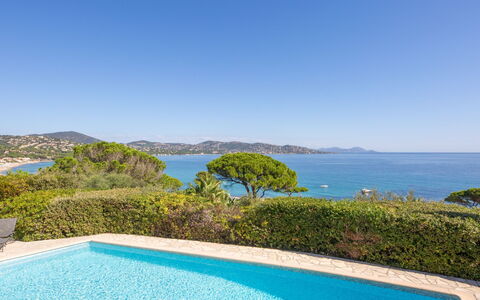 La Baïassière: L'Eau, Ciel, Plante, Propriété, Bleu, Bleu Azur, Bâtiment, Piscine, Paysage Naturel, Herbe