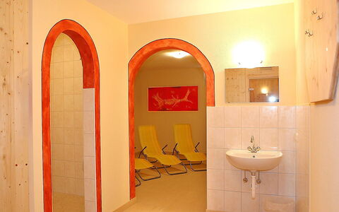Mayrhofen 700: Miroir, Bâtiment, Propriété, Évier, Luminaire Plomberie, Robinet, Lavabo, Architecture, Salle De Bains, Design Intérieur