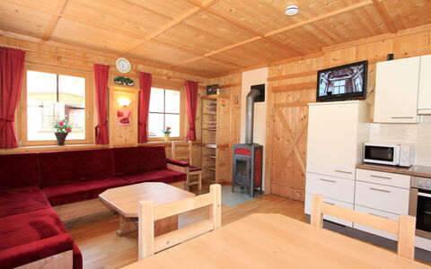 Mayrhofen 700: Meubles, Table, Télévision, Bâtiment, Canapé, Bois, Confort, Salon, Orange, Design Intérieur