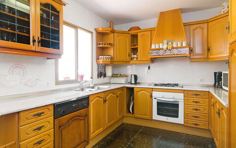 Salto del Monte: Comptoir, Cabinetry, Cuisine, Pièce, Jaune, Meubles, Propriété, Bâtiment, Orange, Design Intérieur
