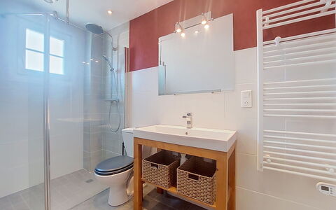 Sables Blancs: Salle De Bains, Luminaire Plomberie, Sol, Design Intérieur, Mur, Sol, Lavabo, Robinet, Plafond, Évier