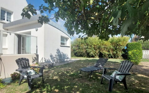 Sables Blancs: Jardin, Ombre, Pelouse, Aménagement Paysager, Biens, Cour, Chalet, Arrière-Cour, Mobilier De Jardin, Villa
