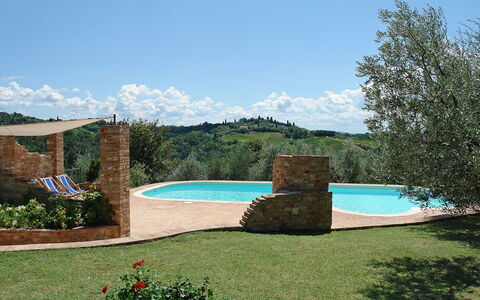 Il Casolarino: Piscine, Propriété, Paysage Naturel, Immobilier, Herbe, Arbre, Vacances, Maison, Arrière-Cour, Ciel