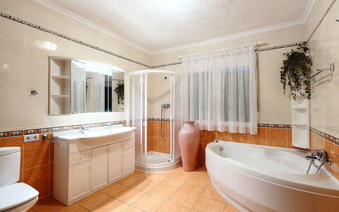 Sara: Salle De Bains, Pièce, Propriété, Tuile, Design Intérieur, Sol, Baignoire, Bâtiment, Immobilier, Maison